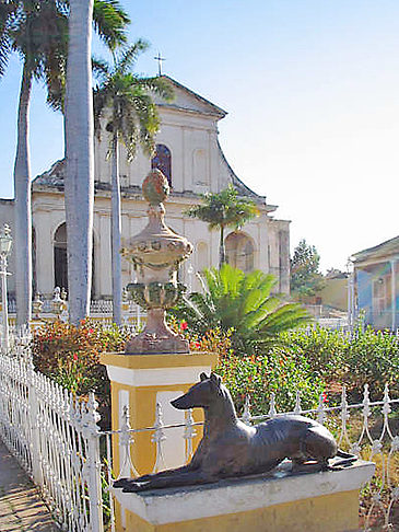 Fotos Kirche mit Statue